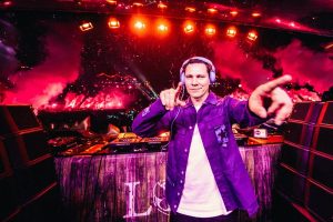 Tiësto presents The Business, his new song, in a live show recommended by WDM and Dj Nano